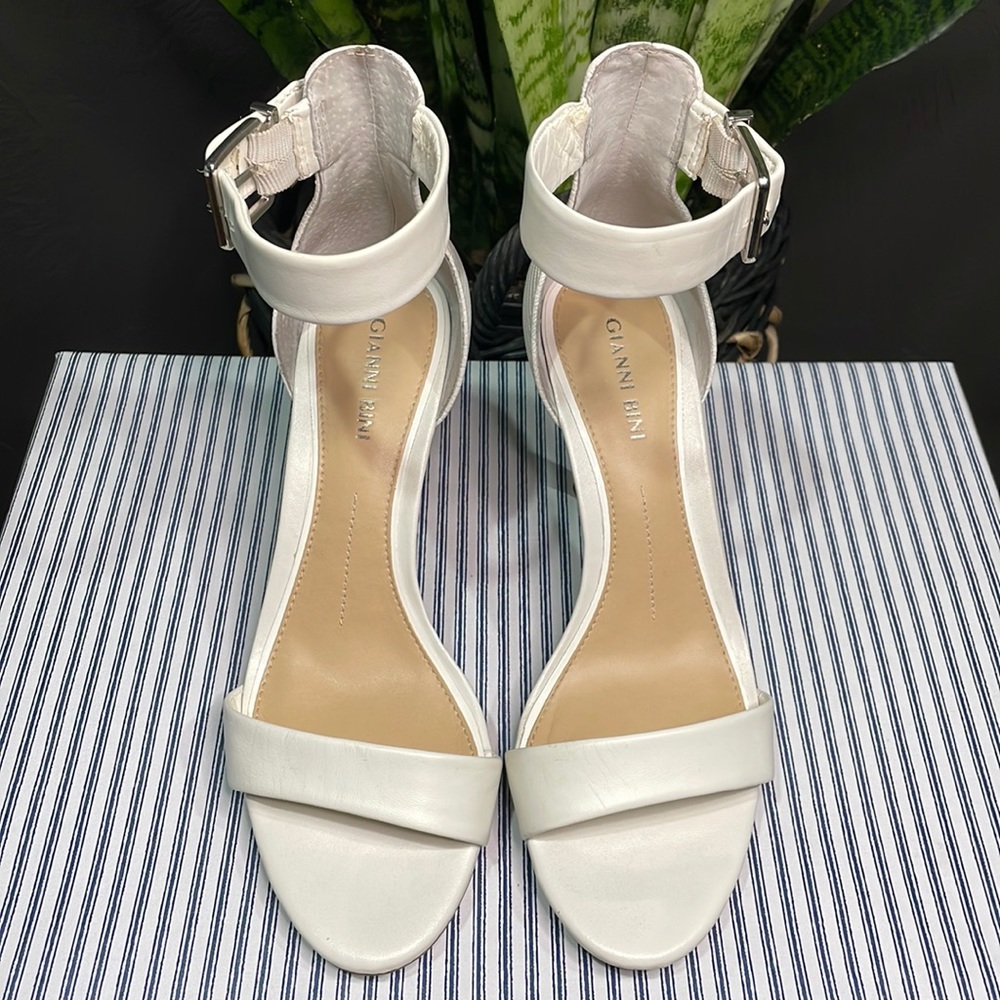 Gianni Bini White Pumps!!
